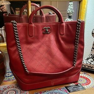 CHANEL CC Lock Caviar Quilted Leather Bag  like new.   Authentic